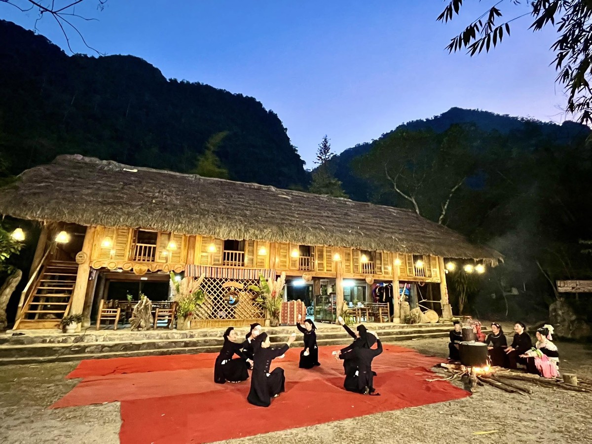 Giá trị của sản phẩm OCOP cũng được nâng lên từ chính những câu chuyện bản địa. Ảnh: Homestay Nặm Đíp