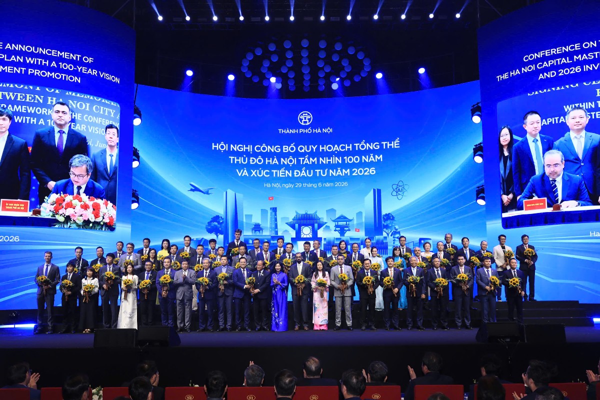 Đại diện G-Group nhận MoU về bán dẫn tại Hội nghị Công bố quy hoạch tổng thể Thủ đô Hà Nội tầm nhìn 100 năm và Xúc tiến đầu tư năm 2026. Ảnh: G-Group.
