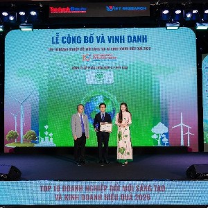 Đại diện C.P. Việt Nam nhận chứng nhận Top 5 VIE10 ngành Nông nghiệp công nghệ cao. Ảnh: C.P. Việt Nam.