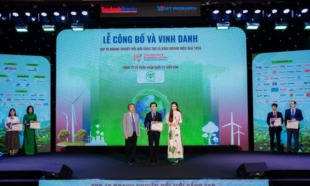 Đại diện C.P. Việt Nam nhận chứng nhận Top 5 VIE10 ngành Nông nghiệp công nghệ cao. Ảnh: C.P. Việt Nam.