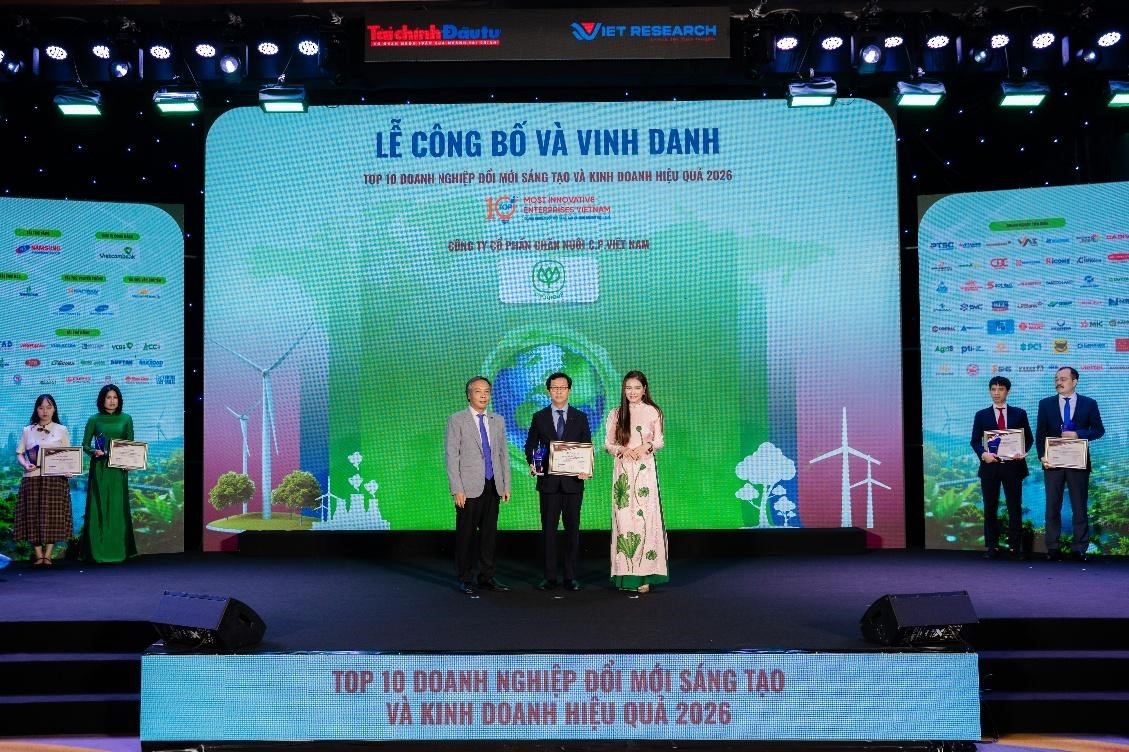 Đại diện C.P. Việt Nam nhận chứng nhận Top 5 VIE10 ngành Nông nghiệp công nghệ cao. Ảnh: C.P. Việt Nam.