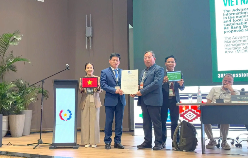 Ông Lê Văn Bảo, Phó Chủ tịch UBND tỉnh Quảng Trị, nhận danh hiệu Khu Dự trữ sinh quyển thế giới do UNESCO công nhận đối với Phong Nha- Kẻ Bàng