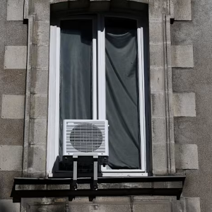 Máy điều hòa được lắp tại cửa sổ một tòa nhà chung cư ở thành phố Nantes (Pháp). Ảnh: Reuters/Stephane Mahe.