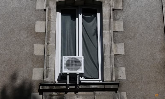 Máy điều hòa được lắp tại cửa sổ một tòa nhà chung cư ở thành phố Nantes (Pháp). Ảnh: Reuters/Stephane Mahe.