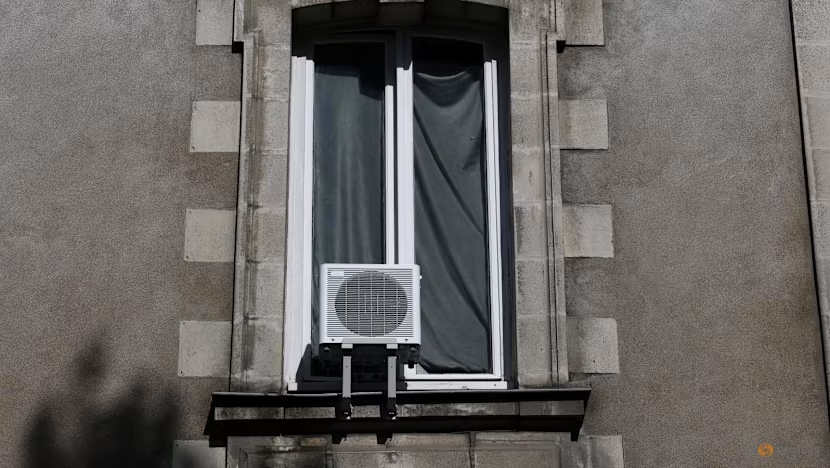 Máy điều hòa được lắp tại cửa sổ một tòa nhà chung cư ở thành phố Nantes (Pháp). Ảnh: Reuters/Stephane Mahe.