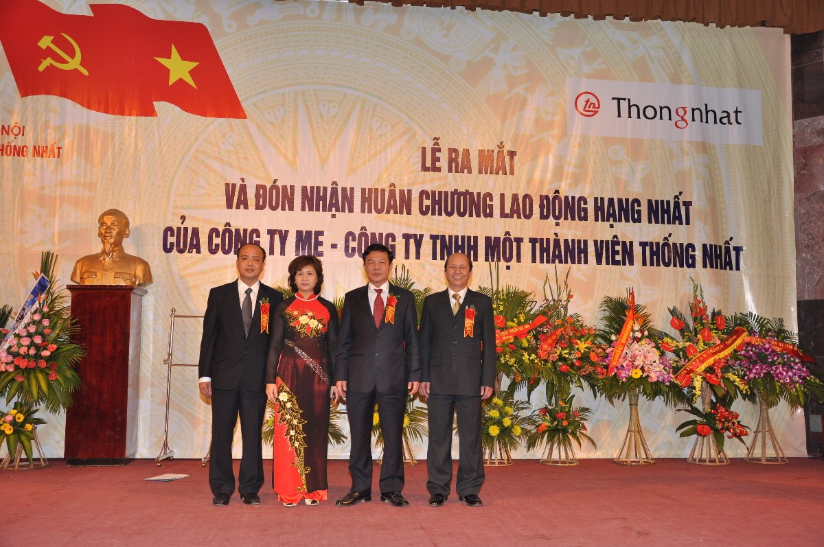 Xe đạp Thống Nhất nhận Huân chương Lao động Hạng Nhất năm 2011. Ảnh: Xe đạp Thống Nhất.