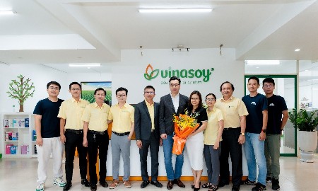 Vinasoy cùng Renova Cloud Việt Nam đưa vào vận hành hệ thống AI chấm hình ảnh trưng bày trên nền tảng AWS, góp phần thúc đẩy quá trình chuyển đổi số trong hoạt động quản trị và phân phối. Ảnh: Vinasoy.