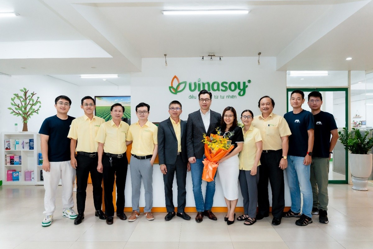 Vinasoy cùng Renova Cloud Việt Nam đưa vào vận hành hệ thống AI chấm hình ảnh trưng bày trên nền tảng AWS, góp phần thúc đẩy quá trình chuyển đổi số trong hoạt động quản trị và phân phối. Ảnh: Vinasoy.