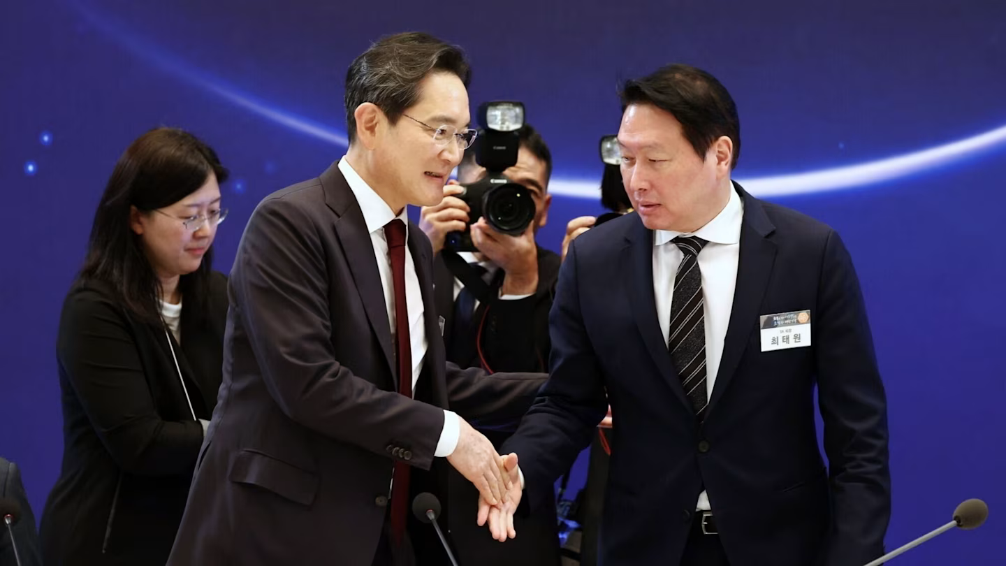 Chủ tịch Samsung Lee Jae-yong (trái) và chủ tịch SK Chey Tae-won tại cuộc họp báo công bố kế hoạch mở rộng sản xuất chip quy mô lớn. Ảnh: Bloomberg