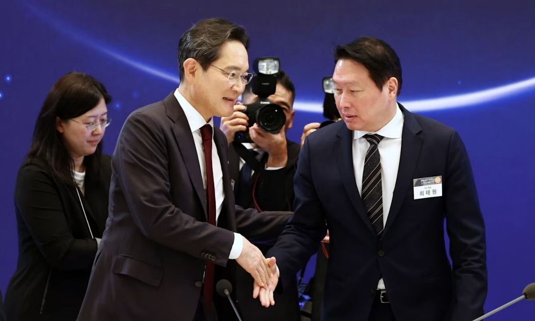 Chủ tịch Samsung Lee Jae-yong (trái) và chủ tịch SK Chey Tae-won tại cuộc họp báo công bố kế hoạch mở rộng sản xuất chip quy mô lớn. Ảnh: Bloomberg