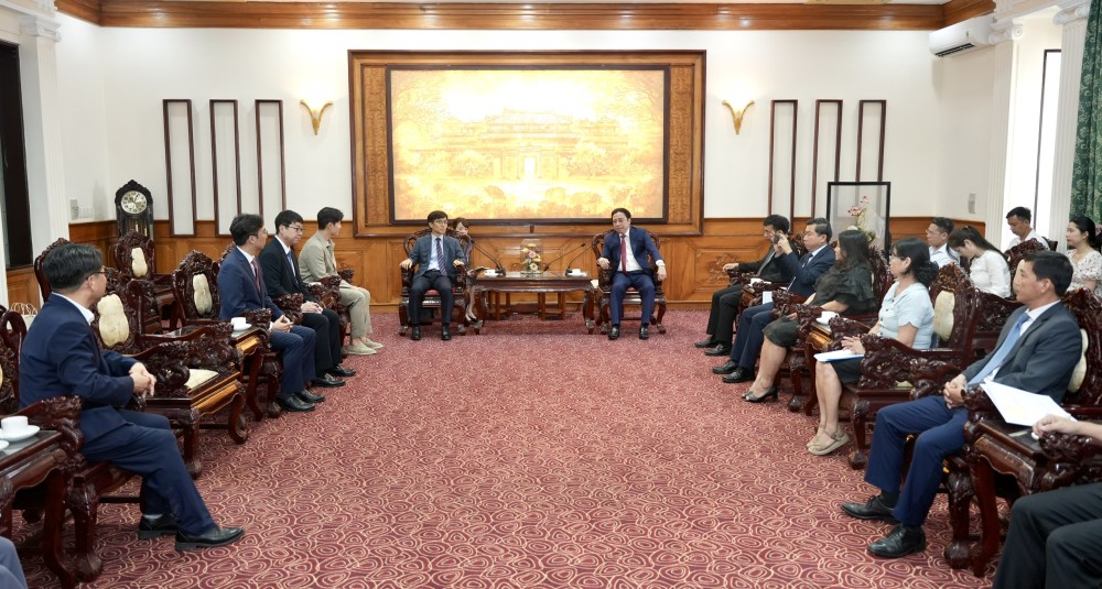 Chủ tịch UBND thành phố Huế Nguyễn Khắc Toàn tiếp và làm việc với đoàn công tác Tập đoàn KX (Hàn Quốc) nhằm trao đổi cơ hội hợp tác, đầu tư tại địa phương