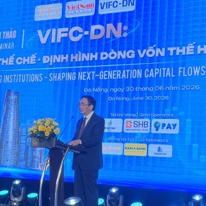 TS Lê Minh Nghĩa, Chủ tịch Hiệp hội Tư vấn Tài chính Việt Nam, phát biểu khai mạc hội thảo. Ảnh Ngô Anh Văn