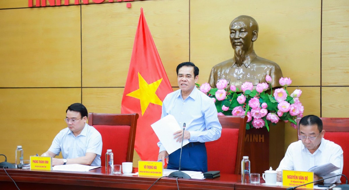 Chủ tịch UBND tỉnh Nghệ An Võ Trọng Hải chủ trì cuộc làm việc đôn đốc tiến độ các dự án trọng điểm. Ảnh: Thành Duy