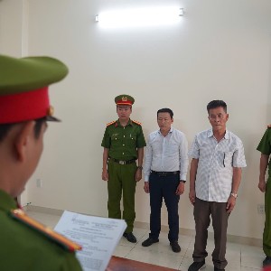 Cơ quan Cảnh sát điều tra Công an tỉnh tống đạt các quyết định đối với Trần Huỳnh Kiến Trúc (áo trắng) và Đỗ Ngọc Quang (áo ca rô). Ảnh: Cổng thông tin điện tử Bộ Công an.