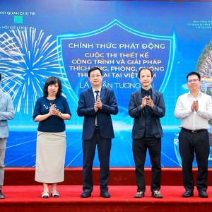 Ông Cao Xuân Thạo, Phó Chủ tịch Ủy ban Trung ương Mặt trận Tổ quốc Việt Nam và các đại biểu thực hiện nghi thức phát động cuộc thi
