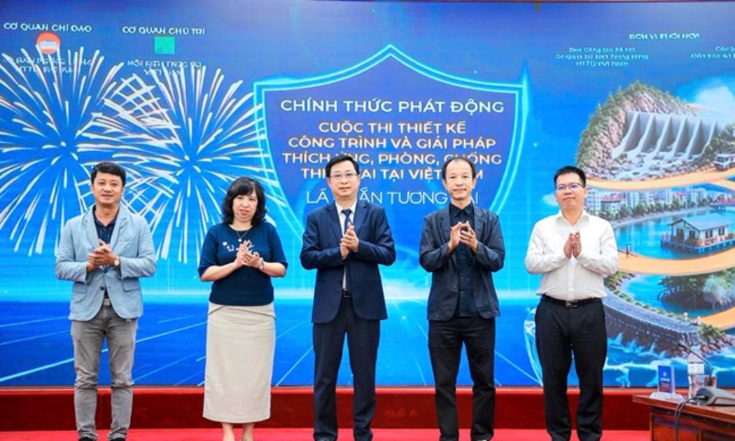 Ông Cao Xuân Thạo, Phó Chủ tịch Ủy ban Trung ương Mặt trận Tổ quốc Việt Nam và các đại biểu thực hiện nghi thức phát động cuộc thi