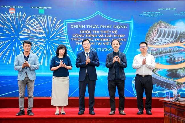 Ông Cao Xuân Thạo, Phó Chủ tịch Ủy ban Trung ương Mặt trận Tổ quốc Việt Nam và các đại biểu thực hiện nghi thức phát động cuộc thi "Thiết kế công trình và giải pháp thích ứng, phòng, chống thiên tai tại Việt Nam". Ảnh: Mặt trận.