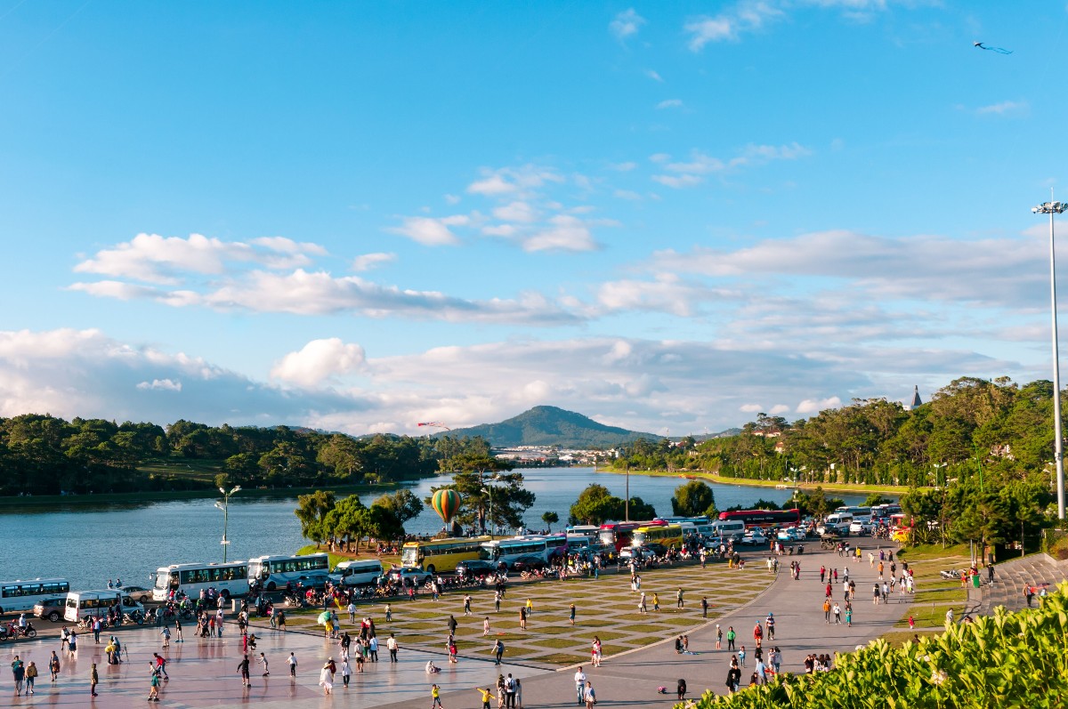 Vé máy bay giảm tạo thêm động lực cho thị trường du lịch hè.