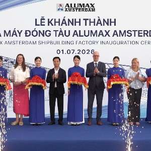Các đại biểu cắt băng khánh thành Nhà máy đóng tàu Alumax Amsterdam tại Bắc Ninh.