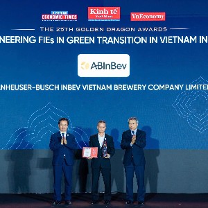 Ông Lê Hải Hoàng - Giám đốc Kinh doanh Khu vực Miền Bắc và Miền Trung, AB InBev Việt Nam đại diện nhận danh hiệu tại Rồng Vàng 2026.Ảnh. AB InBev Việt Nam.