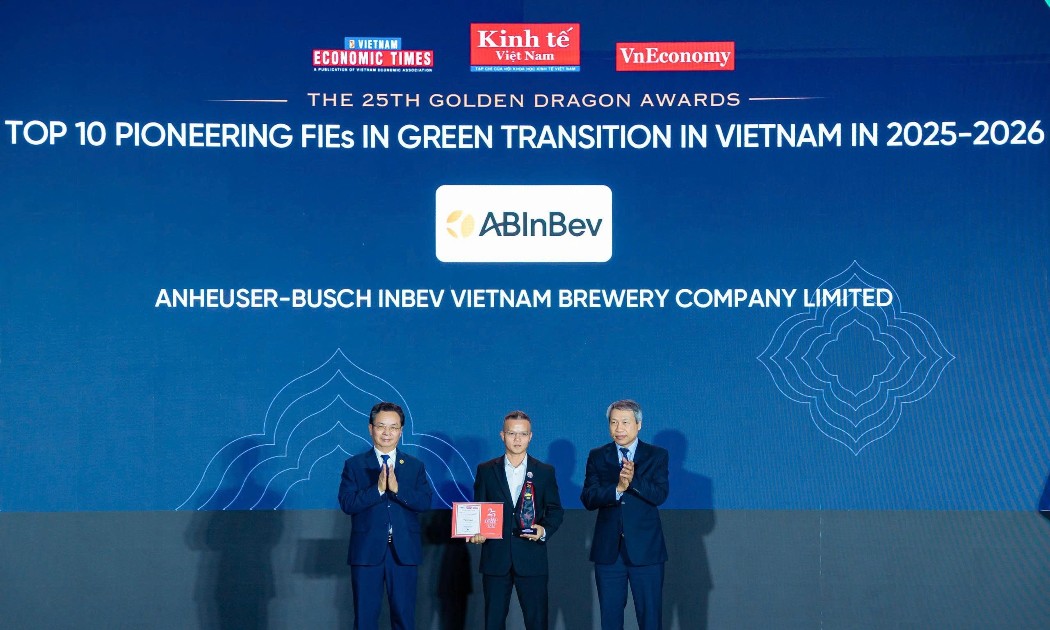 Ông Lê Hải Hoàng - Giám đốc Kinh doanh Khu vực Miền Bắc và Miền Trung, AB InBev Việt Nam đại diện nhận danh hiệu tại Rồng Vàng 2026.Ảnh. AB InBev Việt Nam.