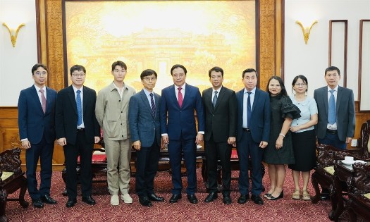 Chairman of the City People’s Committee Nguyen Khac Toan (fith, left) hosts a working session for the South Koreas KX Group on June 30.