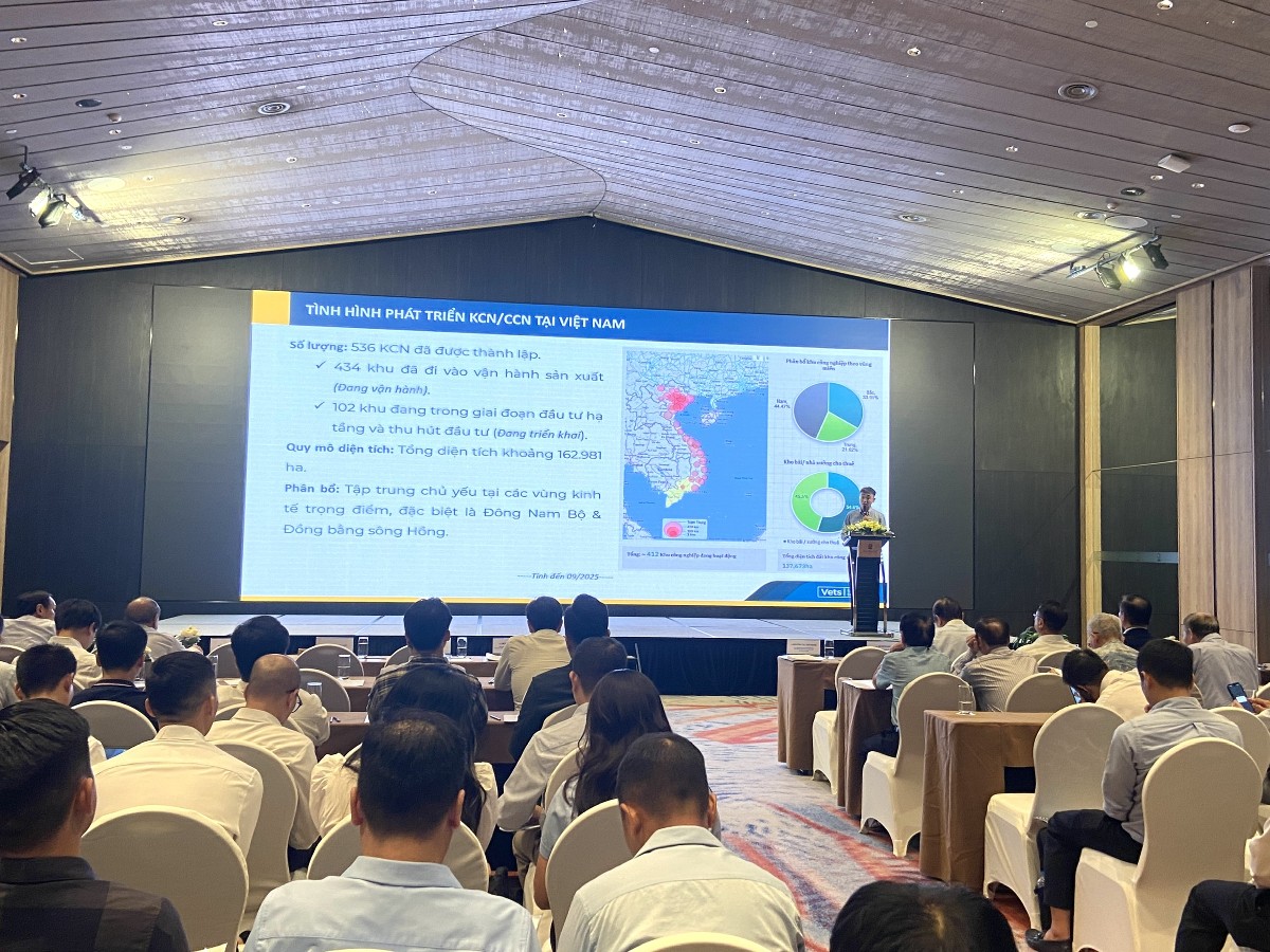 Ông Nguyễn Trọng Hậu, Trưởng phòng Tư vấn Giải pháp, Công ty Cổ phần Giải pháp Công nghệ Việt Nam chia sẻ tại hội thảo.