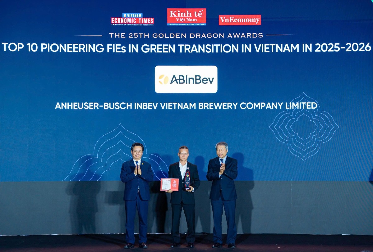 Ông Lê Hải Hoàng - Giám đốc Kinh doanh Khu vực Miền Bắc và Miền Trung, AB Inbev Việt Nam đại diện nhận danh hiệu tại Rồng Vàng 2026.