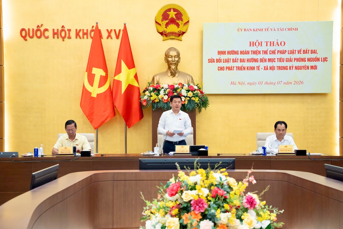 Phó Chủ tịch Quốc hội Nguyễn Hồng Diên phát biểu chỉ đạo Hội thảo “Định hướng hoàn thiện thể chế pháp luật về đất đai, sửa đổi Luật Đất đai hướng đến mục tiêu giải phóng nguồn lực cho phát triển kinh tế - xã hội trong kỷ nguyên mới”. Ảnh: quochoi.vn