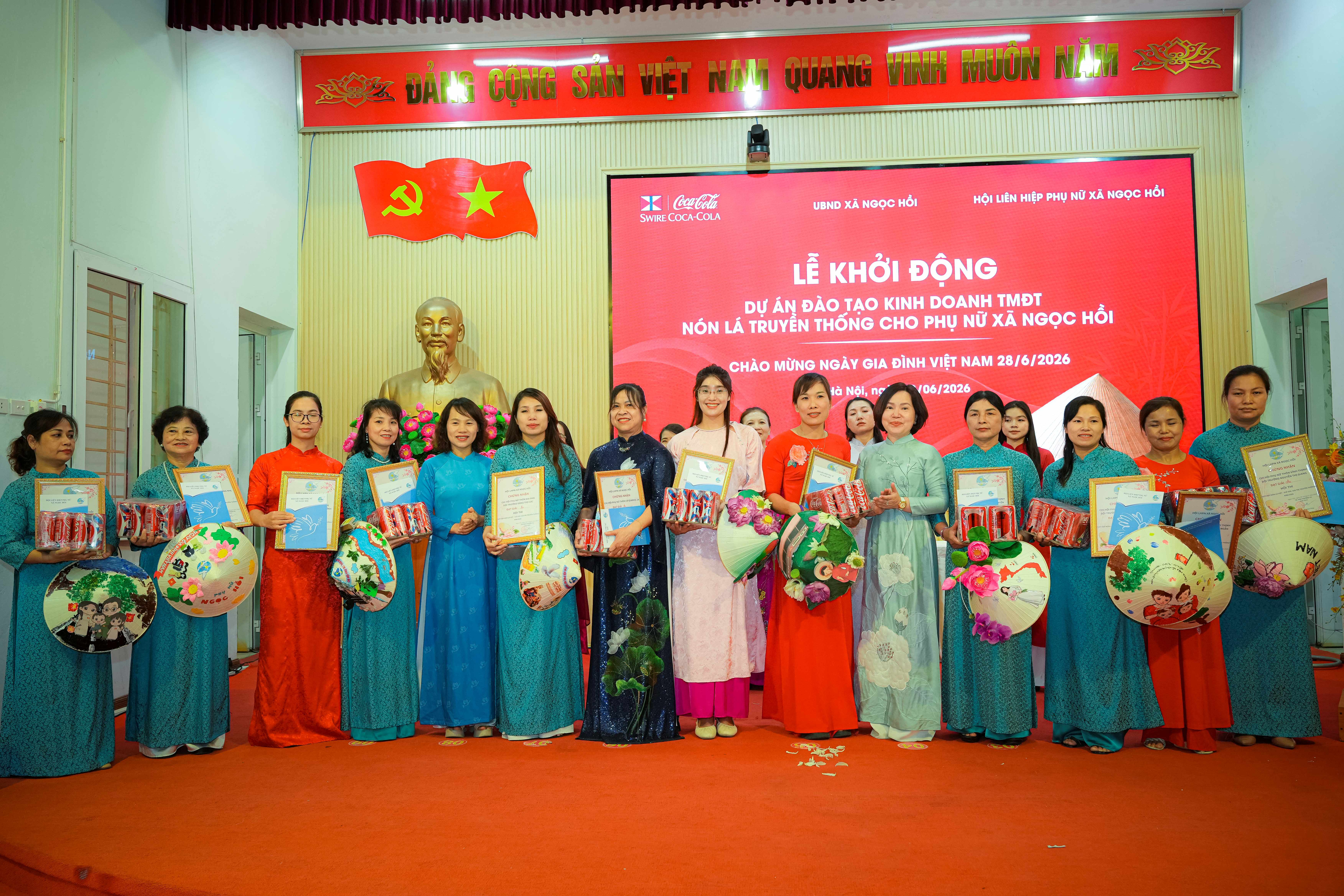 Representatives of Vinh Thinh Conical Hat Village households and the Ngoc Hoi Women's Union participate in the program's activities.