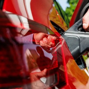 Xe điện có thực sự kém đạo đức như xe chạy xăng? Ảnh: JENS SCHLUETER/AFP/Getty Images
