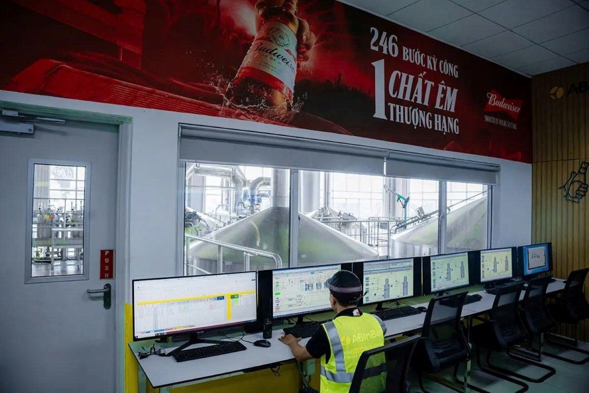 Nhà máy AB InBev Việt Nam đẩy mạnh tự động hóa và áp dụng công nghệ tiên tiến kiểm soát quy trình sản xuất. Ảnh: AB InBev Việt Nam.