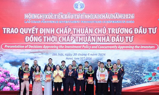 Deputy Prime Minister Pham Thi Thanh Tra and Secretary of the Lai Chau Provincial Party Committee Le Minh Ngan hand over investment policy decisions to enterprises and investors. - (Photo: VGP)
