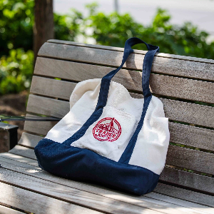 Chiếc túi tote mua sắm của chuỗi siêu thị Trader Joes đang được săn đón chưa từng thấy.