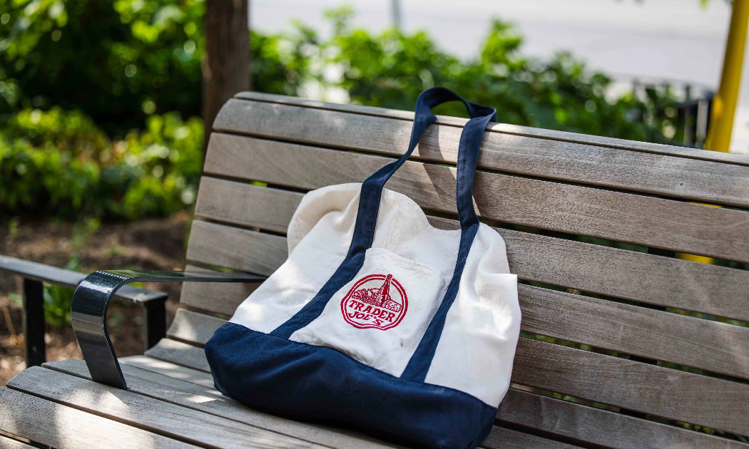Chiếc túi tote mua sắm của chuỗi siêu thị Trader Joes đang được săn đón chưa từng thấy.