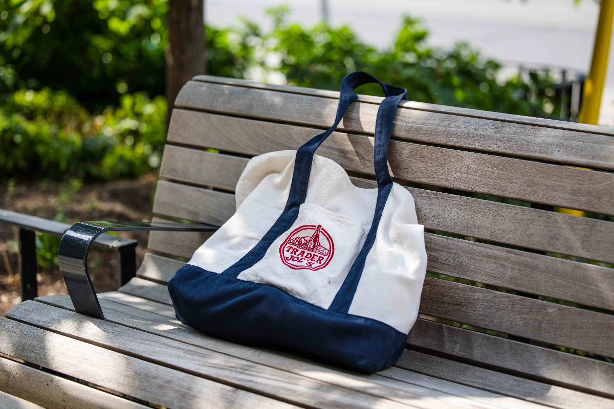 Chiếc túi tote mua sắm của chuỗi siêu thị Trader Joe's đang được săn đón chưa từng thấy.
