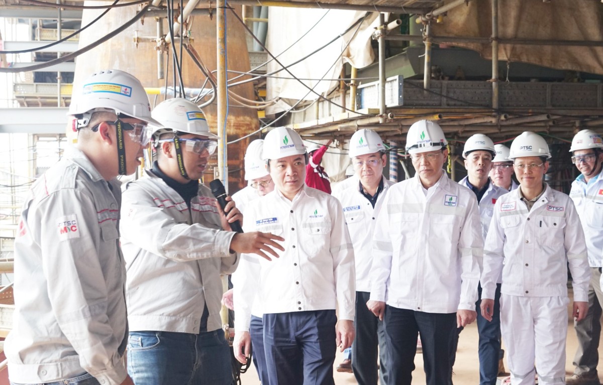 Chủ tịch HĐTV Petrovietnam Lê Ngọc Sơn kiểm tra công trường Dự án giàn CPP Lô B. Ảnh: Petrovietnam.