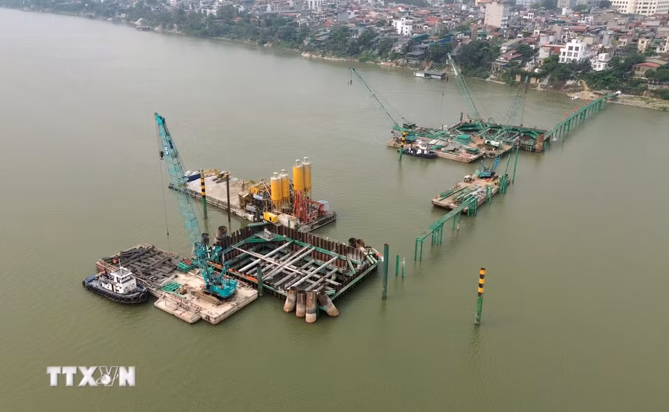 Công trường thi công cầu Trần Hưng Đạo. Ảnh: TTXVN