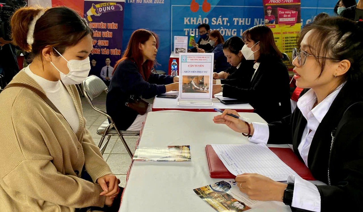 Người trẻ tìm kiếm cơ hội việc làm trên thị trường lao động. Ảnh: Thu Hằng.