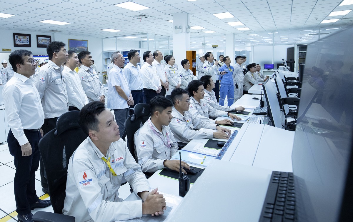 Chuyển đổi số được xác định tiếp tục là một trụ cột quan trọng trong nâng cao hiệu quả hoạt động của Petrovietnam (Ảnh: Các đại biểu tham quan Nhà máy thông minh Đạm Cà Mau).