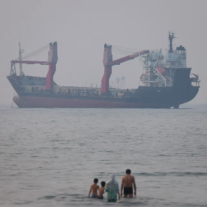Một tàu di chuyển trên eo biển Hormuz, gần bãi biển Bandar Abbas, Iran, ngày 30/6/2026 - Ảnh: Reuters.