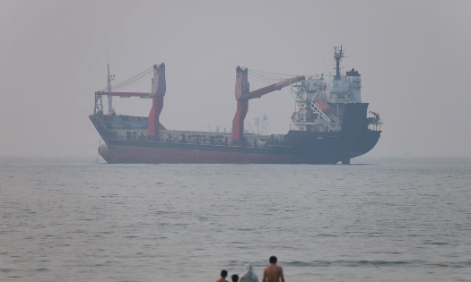 Một tàu di chuyển trên eo biển Hormuz, gần bãi biển Bandar Abbas, Iran, ngày 30/6/2026 - Ảnh: Reuters.