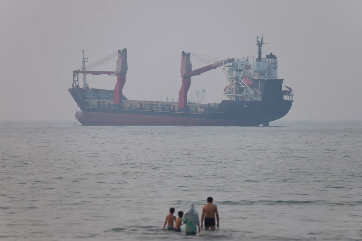 Một tàu di chuyển trên eo biển Hormuz, gần bãi biển Bandar Abbas, Iran, ngày 30/6/2026 - Ảnh: Reuters.