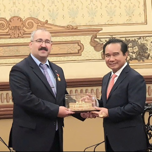 Chủ tịch Ủy ban nhân dân TP. Hồ Chí Minh Nguyễn Văn Được trao tặng Huy hiệu Thành phố Hồ Chí Minh đến Tổng Lãnh sự Nga Sadykov Timur (trái). Ảnh: THỤY VŨ