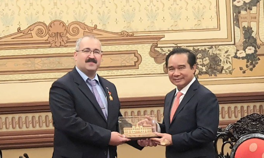 Chủ tịch Ủy ban nhân dân TP. Hồ Chí Minh Nguyễn Văn Được trao tặng Huy hiệu Thành phố Hồ Chí Minh đến Tổng Lãnh sự Nga Sadykov Timur (trái). Ảnh: Thụy Vũ.