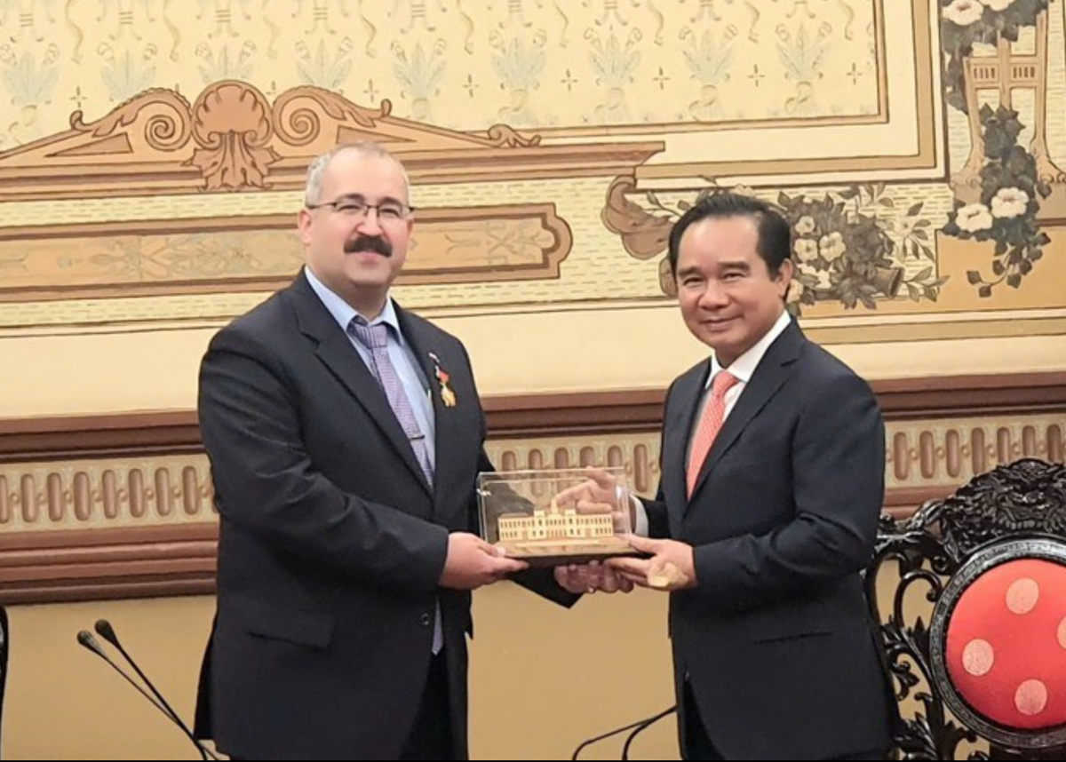 Chủ tịch Ủy ban nhân dân TP. Hồ Chí Minh Nguyễn Văn Được trao tặng Huy hiệu Thành phố Hồ Chí Minh đến Tổng Lãnh sự Nga Sadykov Timur (trái). Ảnh: THỤY VŨ