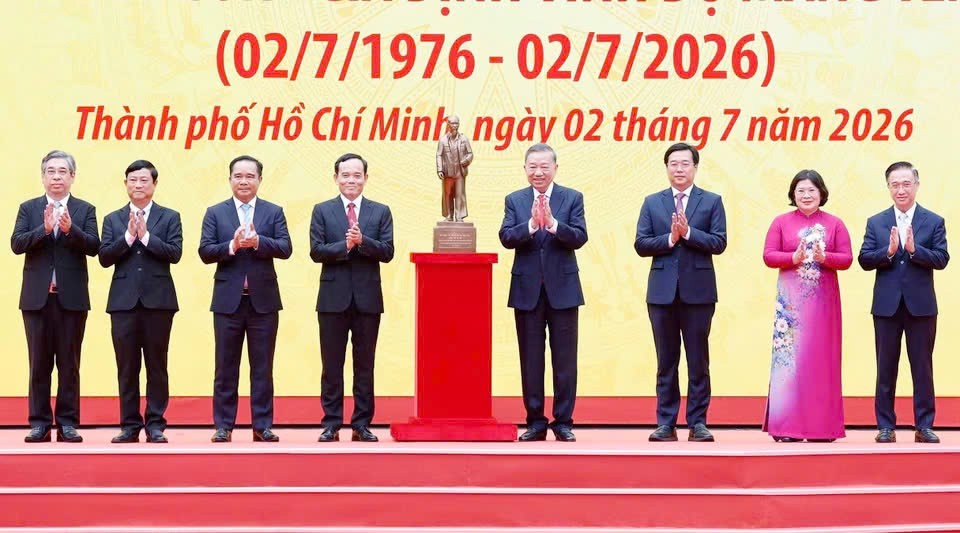 Tổng Bí thư, Chủ tịch nước Tô Lâm trao bức tượng Chủ tịch Hồ Chí Minh tặng Đảng bộ, chính quyền và nhân dân Thành phố Hồ Chí Minh. Ảnh: TTXVN