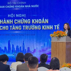 Bà Vũ Thị Chân Phương, Chủ tịch Ủy ban Chứng khoán Nhà nước phát biểu tại hội nghị