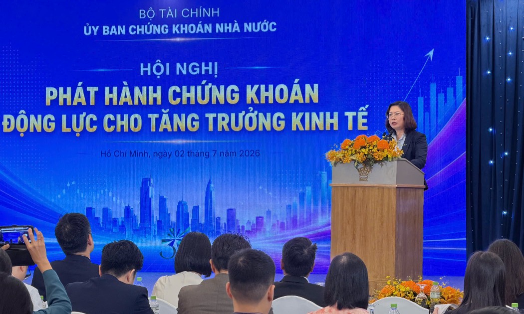 Bà Vũ Thị Chân Phương, Chủ tịch Ủy ban Chứng khoán Nhà nước phát biểu tại hội nghị