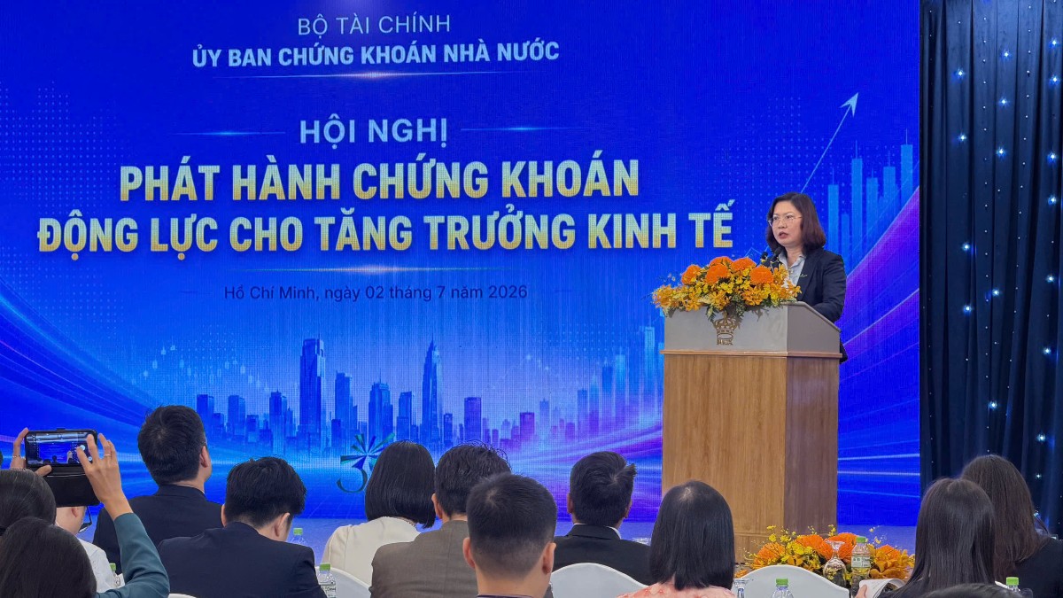 Bà Vũ Thị Chân Phương, Chủ tịch Ủy ban Chứng khoán Nhà nước phát biểu tại hội nghị